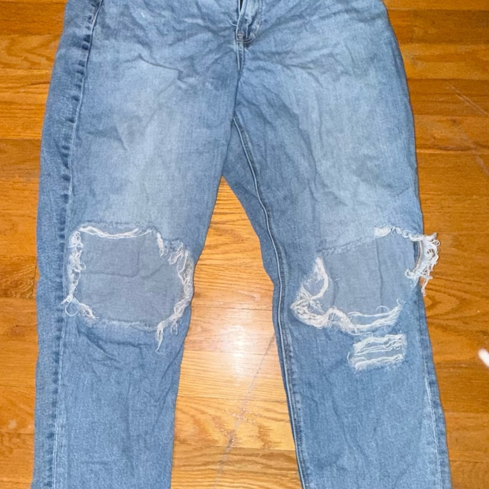 American Eagle Outfitters Relaxed Light Blue Ripped Jeans